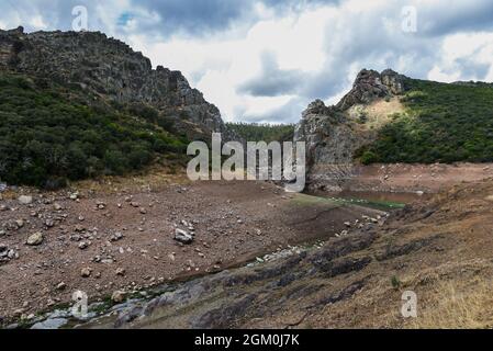 Ceclavon, Caceres, Spagna. 15 settembre 2021. Il secondo serbatoio idroelettrico spagnolo, José MarÃ-a de Oriol - AlcÃntara II, gestito da Iberdrola, visto con un livello d'acqua insolito basso, all'altezza di Cachorrilla in CÃceres. Il governo spagnolo ha annunciato un'indagine contro la società energetica, Iberdrola, a causa dello svuotamento improvviso di due serbatoi idroelettrici: Ricobayo (Zamora) e ValdecaÃ±AS (CÃceres), durante il picco del prezzo della produzione di energia. Iberdrola ha registrato una produzione di energia idroelettrica del 37.9% nel primo semestre dell'anno. Ora c'è un terzo Foto Stock