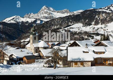 FRANCIA SAVOIA (73) NOTRE-DAME-DE-BELLECOMBE, IL VILLAGGIO, CHIESA, CAMPANILE E IL MONT CHARVIN Foto Stock