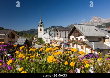 FRANCIA SAVOIA (73) NOTRE-DAME-DE-BELLECOMBE, VILLAGGIO E CHIESA, IN FONDO AL MONTE CHARVIN Foto Stock