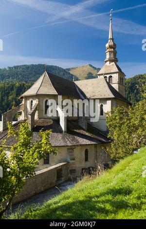 FRANCIA HAUTE-SAVOIE (74) ABONDANCE, VILLAGGIO DELLA CHIESA, MASSICCIO DI CHABLAIS Foto Stock