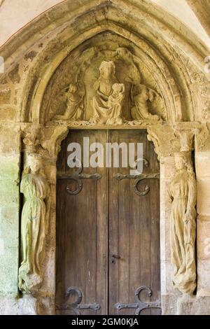 FRANCIA HAUTE-SAVOIE (74) ABONDANCE, PORTA DELLA VERGINE DEL CLOITRE DELL'ABBAZIA, MASSICCIO DI CHABLAIS Foto Stock