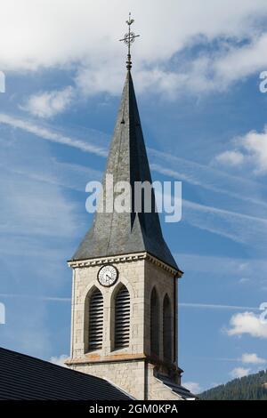 FRANCIA ALTA SAVOIA (74) CHATEL, CHIESA, CAMPANILE, MASSICCIO DEL CHABLAIS Foto Stock