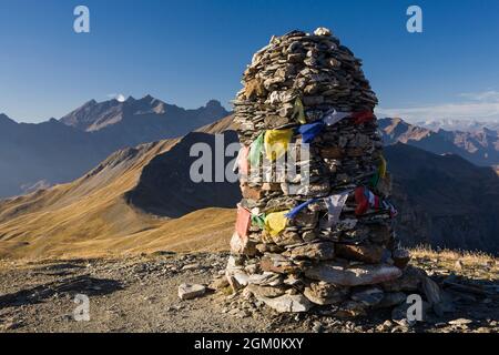 FRANCIA SAVOIA (73) CAIRN E BANDIERA TIBETANA AL PASSO DI CROIX DU BONHOMME, MASSICCIO DEL BEAUFORTAIN Foto Stock