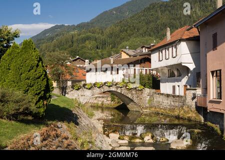 FRANCIA HAUTE-SAVOIE (74) THONES, CITTÀ E PONTE VECCHIO, ARAVIS MONTAGNA Foto Stock