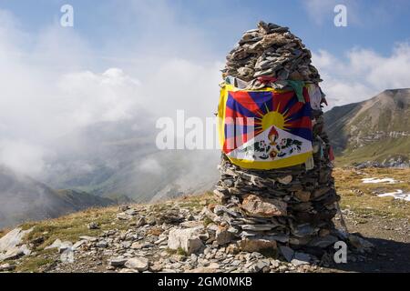 FRANCIA SAVOIA (73) CAIRN E BANDIERA TIBETANA AL PASSO DI CROIX DU BONHOMME, MASSICCIO DEL BEAUFORTAIN Foto Stock