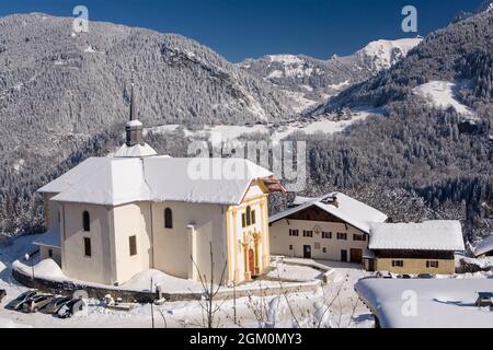 FRANCIA HAUTE-SAVOIE (74) SAINT-GERVAIS, CHIESA DI SAINT-NICOLAS-DE-VEROCE, SULLO SFONDO LA FRAZIONE DI CHAMPEL Foto Stock