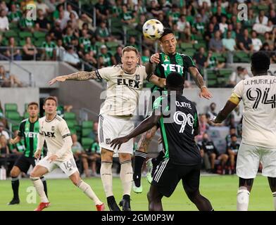 Austin, Texas, Stati Uniti. 15 settembre 2021: Austin FC Forward SebastiÃ¡n Driussi (25) testa la palla sul difensore del Los Angeles FC Jordan Harvey (2) in un tentativo di punteggio durante una partita di calcio della Major League tra Austin FC e LAFC il 15 settembre 2021 ad Austin, Texas. (Credit Image: © Scott Coleman/ZUMA Press Wire) Credit: ZUMA Press, Inc./Alamy Live News Foto Stock