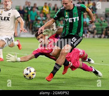 Austin, Texas, Stati Uniti. 15 settembre 2021: Tomas Romero, portiere del Los Angeles FC (30) si tuffa per la palla mentre il centrocampista Austin FC Alexander Ring (8) lavora intorno all'obiettivo durante una partita di calcio della Major League tra Austin FC e LAFC il 15 settembre 2021 ad Austin, Texas. (Credit Image: © Scott Coleman/ZUMA Press Wire) Credit: ZUMA Press, Inc./Alamy Live News Foto Stock