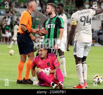 Austin, Texas, Stati Uniti. 15 settembre 2021: Austin FC Forward Jon Gallagher (17) ha una parola con l'arbitro Tim Ford come portiere del Los Angeles FC Tomas Romero (30) si alza dopo una collisione con Austin FC Forward Moussa Djitte durante una partita di calcio della Major League tra Austin FC e LAFC il 15 settembre 2021 ad Austin, Texas. (Credit Image: © Scott Coleman/ZUMA Press Wire) Credit: ZUMA Press, Inc./Alamy Live News Foto Stock