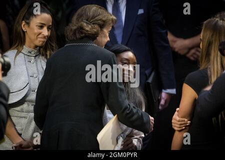 Il senatore degli Stati Uniti Dianne Feinstein (democratico della California) abbraccia la ginnastica olimpica americana Simone Biles a seguito di un comitato del Senato per l'audizione giudiziaria per esaminare la relazione dell'ispettore generale sul trattamento dell'indagine di Larry Nassar da parte del Federal Bureau of Investigation nell'edificio del Senato di Hart a Washington, DC, USA, Mercoledì 15 settembre 2021. Foto di Rod Lammey/CNP/ABACAPRESS.COM Foto Stock