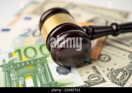 Gavel per giurista giudice e dollaro USA con banconote IN EURO, concetto di finanza. Foto Stock