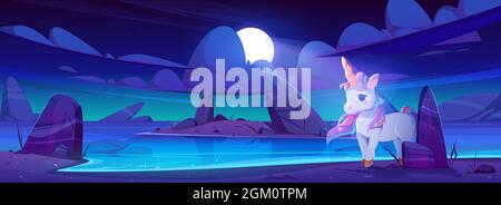 Simpatico unicorno sulla spiaggia di mare di notte. Illustrazione di fiaba con animale magico sulla costa al chiaro di luna. Vettore cartoon paesaggio di lago sabbia con cavallo fantasia con corno e arcobaleno mane Illustrazione Vettoriale