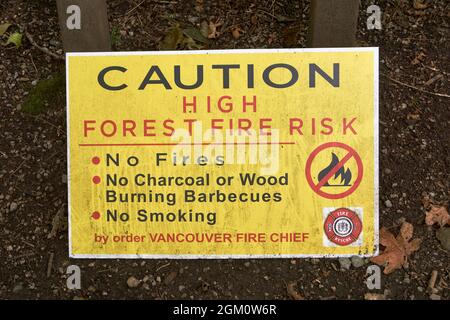 Attenzione: Cartello ad alto rischio di incendi boschivi a Vancouver, British Columbia, Canada Foto Stock