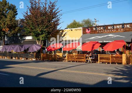 Aree pranzo all'aperto all'esterno di ristoranti durante la Pandemic COVID-19, Main Street, Vancouver, British Columbia, Canada Foto Stock