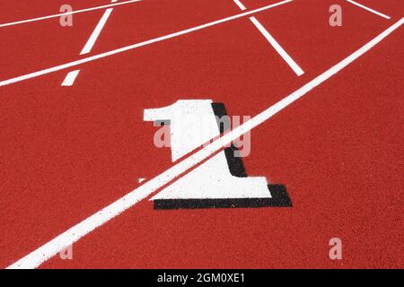 Pista e campo corsa linea di partenza con numero 1. Foto Stock