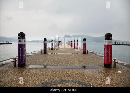 Iew di un molo vuoto per il parcheggio delle barche al lago Sun Moon nella contea di Nantou. Foto Stock