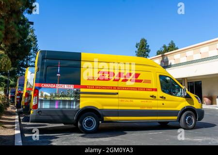 Flotta di autocarri DHL presso un centro di assistenza DHL. DHL International GmbH è un servizio di consegna espressa, una divisione della società logistica tedesca De Foto Stock