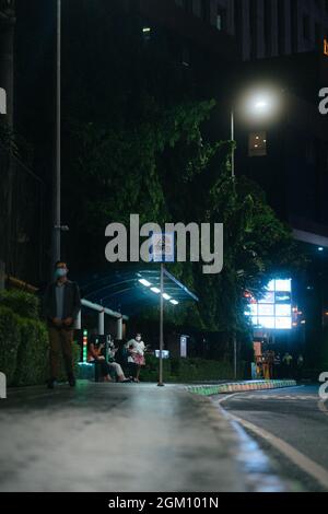 JAKARTA, INDONESIA - 07 luglio 2021: Una stazione degli autobus di notte nella zona SCBD di Jakarta Indonesia con la gente che aspetta l'autobus Foto Stock