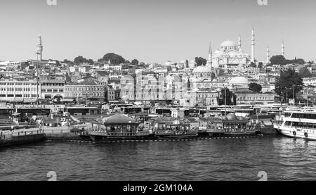 Istanbul, Turchia - 1 luglio 2016: Paesaggio urbano di Istanbul con la costa del Corno d'Oro, foto in bianco e nero Foto Stock