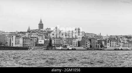 Istanbul, Turchia - 28 giugno 2016: Vista panoramica di Istanbul con la torre Galata e il quartiere Beyoglu, situato nella parte settentrionale del Corno d'Oro, Bla Foto Stock