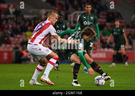 Barnsley's Callum Styles e Stoke's Leo Ostigard.Picture: Liam Ford/AHPIX LTD, Football, EFL Championship, Stoke City / Barnsley FC, Bet365 Stadium, Foto Stock