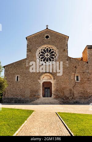 Abbazia cistercense di Valvspiritualityisciolo nei pressi di Sermoneta , facciata della chiesa con bel rosone Foto Stock