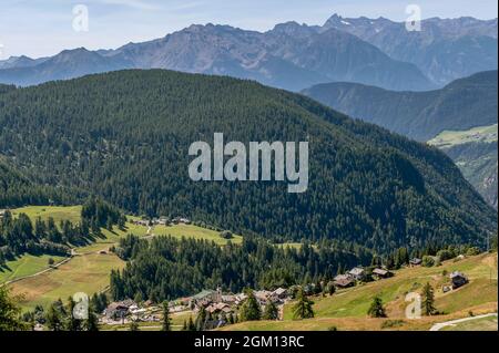 Veduta aerea del villaggio alpino di Chamois, Valle d'Aosta, Italia, nella stagione estiva Foto Stock