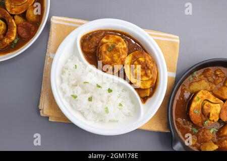 Cibo indiano non vegetariano curry uovo fatto in casa o salsa di masala di Anda, curry di baida. Servito con riso. Cibo speziato indiano. Perfetto pranzo indiano. Foto Stock