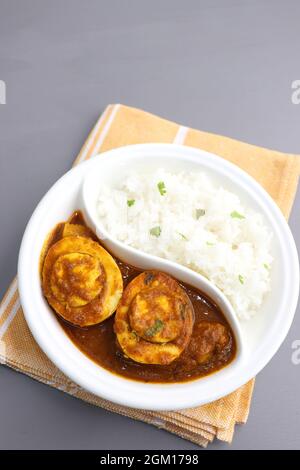 Cibo indiano non vegetariano curry uovo fatto in casa o salsa di masala di Anda, curry di baida. Servito con riso. Cibo speziato indiano. Perfetto pranzo indiano. Foto Stock