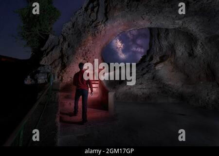 Via lattea all'interno della roccia chiamata finestra del Diavolo Foto Stock