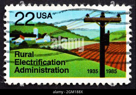 STATI UNITI D'AMERICA - CIRCA 1985: Un francobollo stampato negli Stati Uniti mostra la fattoria elettrificata, elettrificazione rurale, circa 1985 Foto Stock