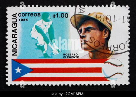 NICARAGUA - CIRCA 1984: Un francobollo stampato in Nicaragua mostra Roberto Clemente, giocatore di baseball, Porto Rico, Storia del baseball, circa 1984 Foto Stock