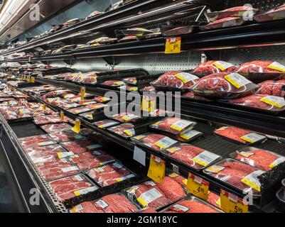 Woodinville WA USA - circa Settembre 2021: Vista ad angolo della sezione di carni refrigerate all'interno di un negozio di alimentari Haggen. Foto Stock