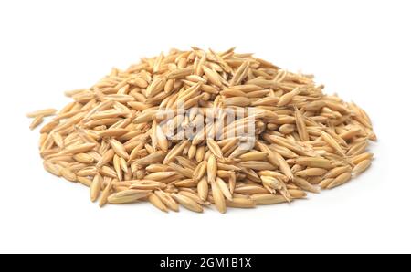 Mucchio di grani interi di avena isolato su bianco Foto Stock