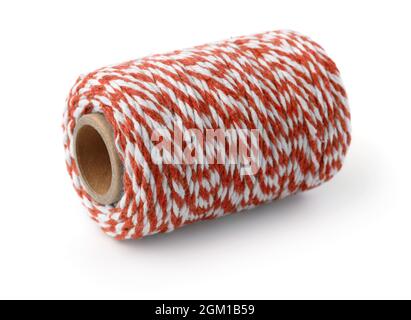Bobina spago per panettieri in cotone a righe rosse isolata su bianco Foto Stock