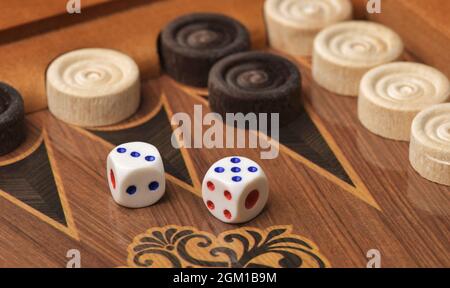 Primo piano del gioco da tavolo del backgammon Foto Stock
