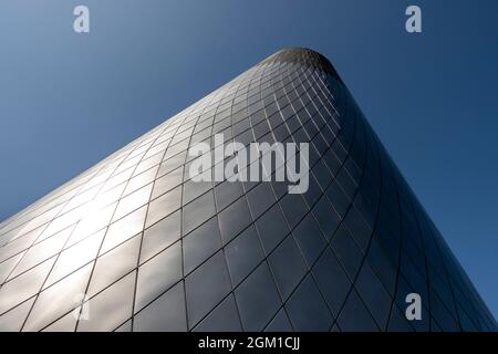 Tacoma, WA USA - circa agosto 2021: Vista del cono fuori del Museo del vetro edificio nel centro della zona. Foto Stock