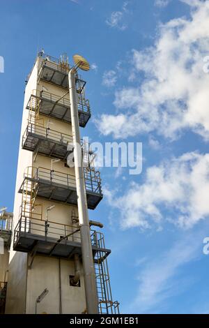 Impianto petrolchimico paesaggio industriale colonna di distillazione criogenica per raffineria di gas liquido separazione dell'aria in azoto e ossigene sul cielo blu Foto Stock