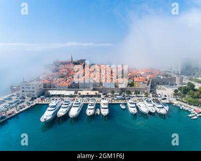 Il Dukley Marina Budva in Montenegro. Il Dukley Marina Budva si trova nel cuore della Riviera di Budva, accanto alla storica città di Bu Foto Stock