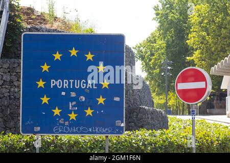 Poster del Portogallo con la bandiera dell'Unione europea al confine con la Spagna. Foto Stock