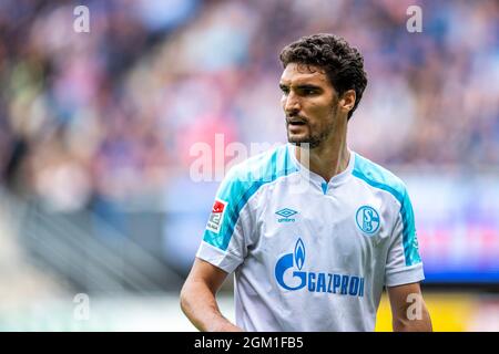 12 settembre 2021, Renania settentrionale-Vestfalia, Paderborn: Calcio, 2. Bundesliga, SC Paderborn 07 - FC Schalke 04, Matchday 6, Benteler Arena: Marcin Kaminski di Schalke guarda indietro. Foto: David Inderlied/dpa - NOTA IMPORTANTE: In conformità con le norme della DFL Deutsche Fußball Liga e/o della DFB Deutscher Fußball-Bund, è vietato utilizzare o utilizzare fotografie scattate nello stadio e/o della partita sotto forma di immagini di sequenza e/o serie di foto di tipo video. Foto Stock