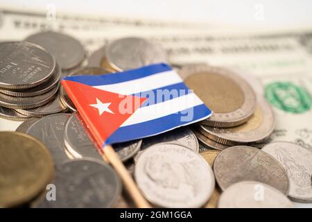 Pila di monete con bandiera cubana su sfondo bianco. Foto Stock