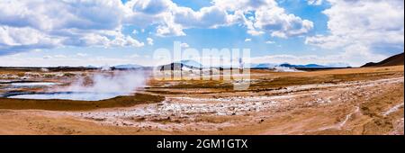 Vista panoramica delle montagne in estate dalla zona geotermica di Namafjall, Krafla, Islanda Foto Stock