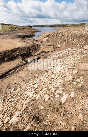 Il punto di ingresso dell'acqua nel serbatoio Grimwith mostra un piccolo flusso nel serbatoio che ha ridotto i livelli dell'acqua a settembre 2021 Foto Stock