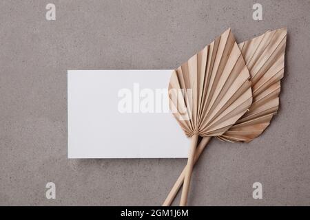 Carta di invito vuota per un matrimonio naturale o un evento di festa con gambo di foglia di palma secca Foto Stock