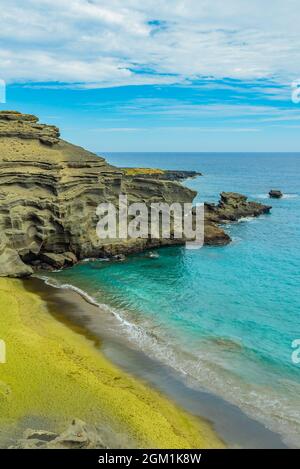 Bella vista verticale della spiaggia di sabbia verde Papakolea nella grande isola delle Hawaii, USA. Foto Stock