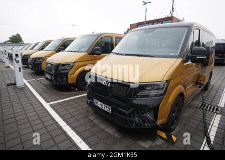 Amburgo, Germania. 15 settembre 2021. I taxi condivisi sono parcheggiati presso il Moia Hub di Amburgo. Credit: Marcus Brandt/dpa/Alamy Live News Foto Stock