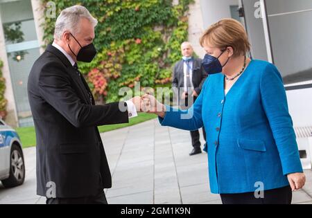 Berlino, Germania. 16 settembre 2021. Il Cancelliere federale Angela Merkel (CDU) dà il benvenuto a Gitanas Nauseda, Presidente della Lituania, di fronte alla Cancelleria federale per i colloqui. Credit: Bernd von Jutrczenka/dpa/Alamy Live News Foto Stock