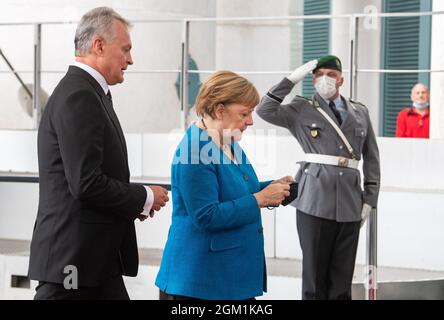 Berlino, Germania. 16 settembre 2021. Il Cancelliere federale Angela Merkel (CDU) dà il benvenuto a Gitanas Nauseda, Presidente della Lituania, di fronte alla Cancelleria federale per i colloqui. Credit: Bernd von Jutrczenka/dpa/Alamy Live News Foto Stock