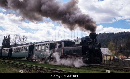 MOLDOVITA, ROMANIA - 04 maggio 2021: Primo piano del treno a vapore e della ferrovia Mocania, in Moldovita, Romania Foto Stock